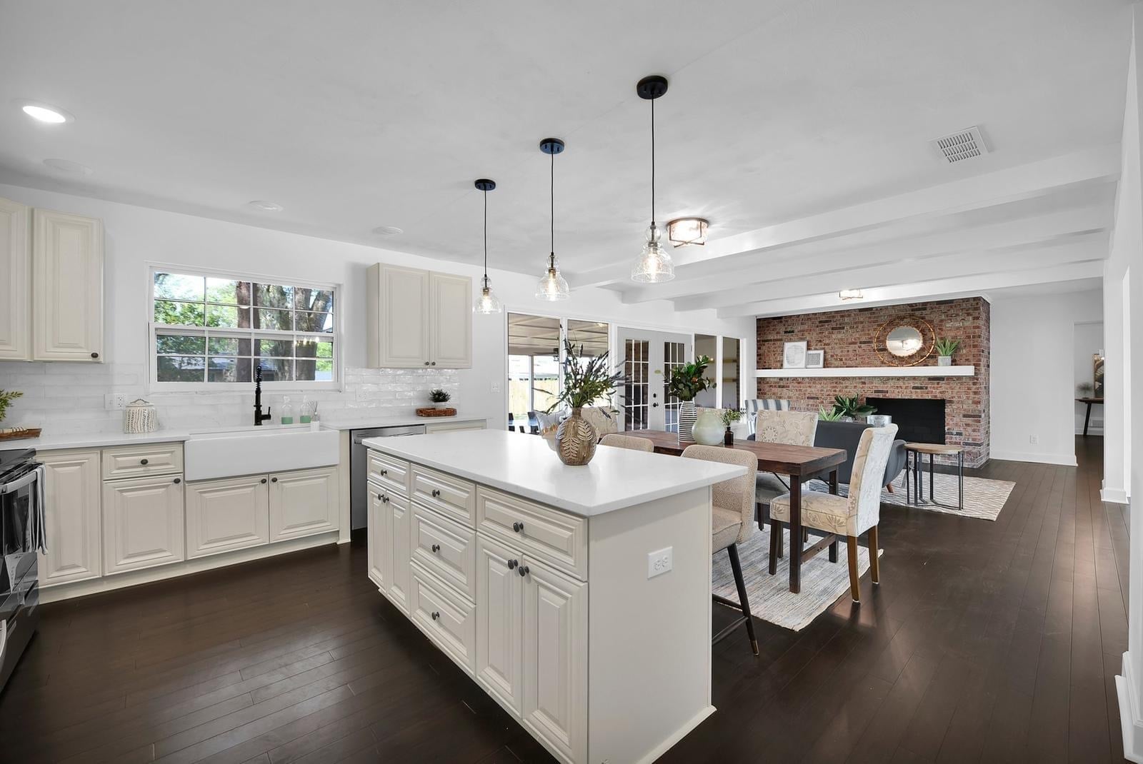 Pearl White Cabinets | Lafayette, LA Pearl White cabinets in Lafayette, LA